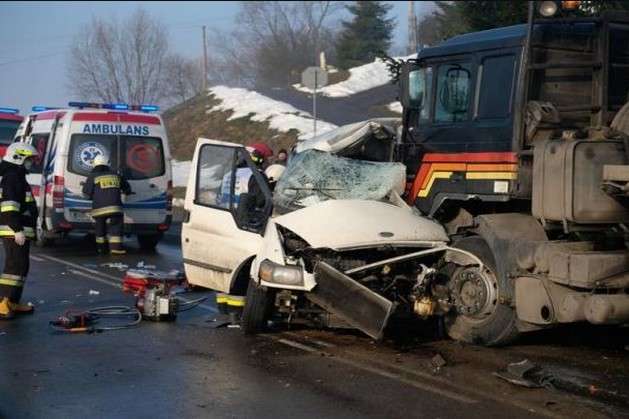 У Польщі авто з українськими заробітчанами влетіло у вантажівку, є жертви 