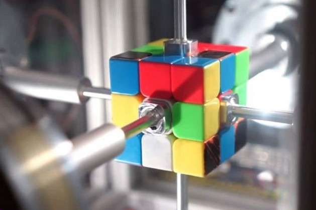 Американці створили робота, який складає кубик Рубіка за 0,38 секунди 