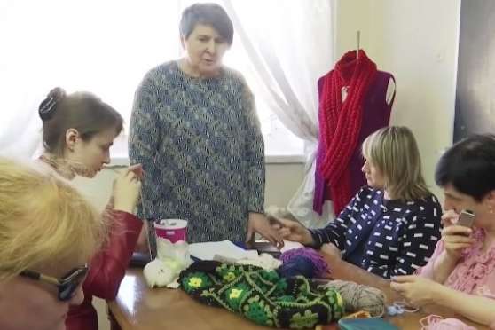 Незрячих жінок Вінниці навчають плетінню, щоб вони могли заробляти на життя