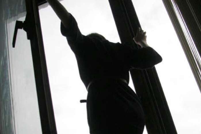 У Львові жінка вистрибнула з вікна багатоповерхівки