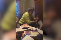 Репетитор бьет мальчика