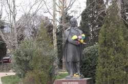 Мешканці окупованого Криму поклали квіти до пам'ятників Шевченку