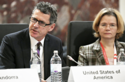 Тимчасовий повірений у справах США при ОБСЄ Гаррі Каміан (ліворуч)