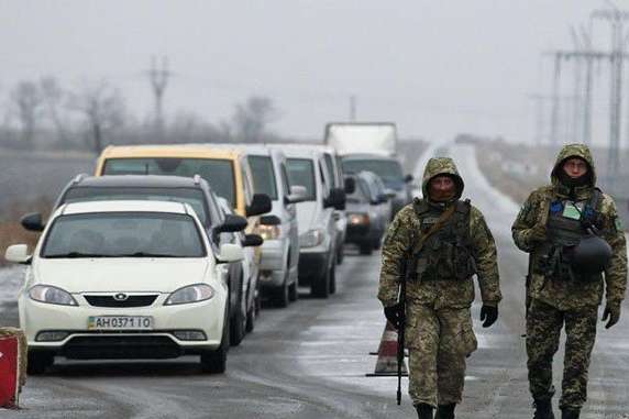 Більше 280 авто стоять у чергах на пунктах пропуску на Донбасі