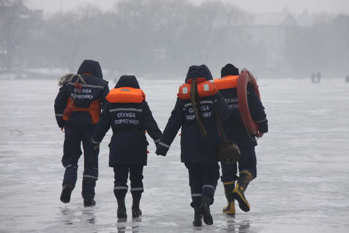 Рятувальники попереджають рибалок про небезпеку перебування на кризі