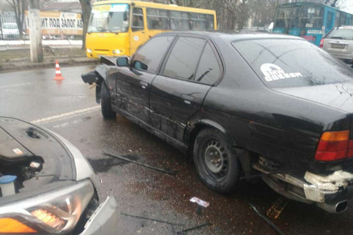 Додрифтувався: в Одесі водій розбив чотири автівки біля управління патрульної поліції