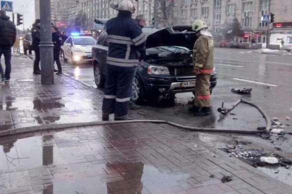 На бульварі Лесі Українки на ходу загорівся автомобіль