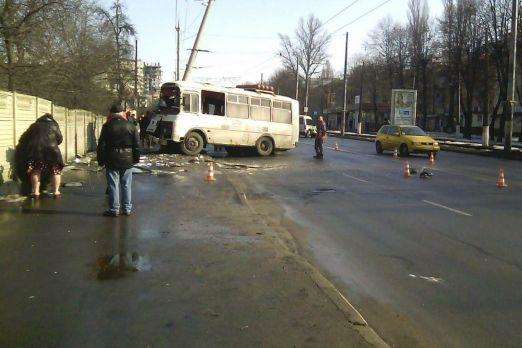 У Вінниці пасажирський автобус в'їхав в електроопору