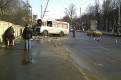 У Вінниці пасажирський автобус в'їхав в електроопору