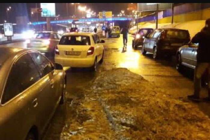«Все через величезні ями»: у столиці застрягли 15 автівок з пробитими колесами