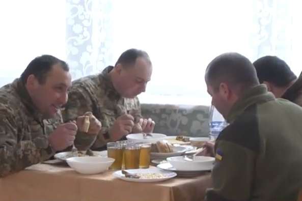 Військових-контрактників ЗСУ почали годувати фруктами та випічкою