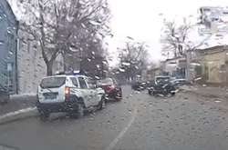 Одеські поліцейські на позашляховику влетіли у легковик