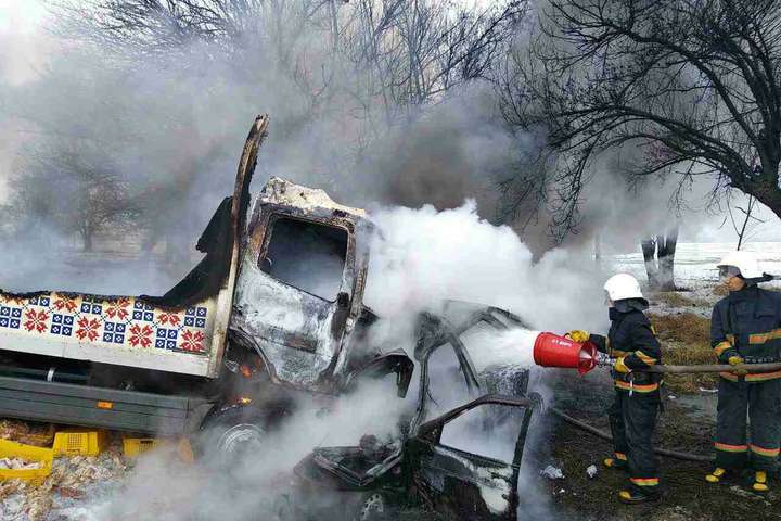 ДТП вантажівки і легковика на Дніпропетровщині: загинули троє