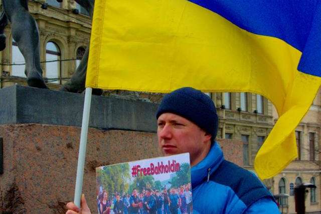 У Петербурзі напали на активіста з українським прапором