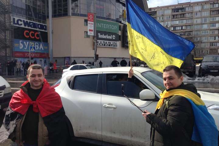 У Києві активісти влаштували автопробіг до будинку Авакова