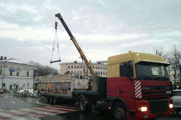 Поліція прокоментувала демонтаж кавобуса на Подолі у Києві