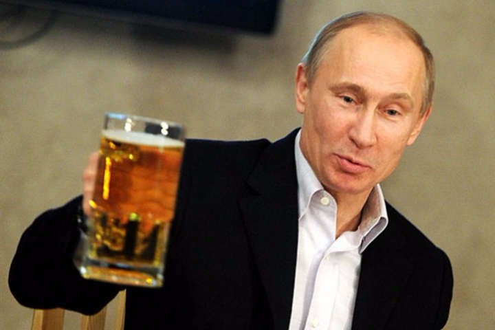 Путін похвалився, що Меркель іноді надсилає йому пиво