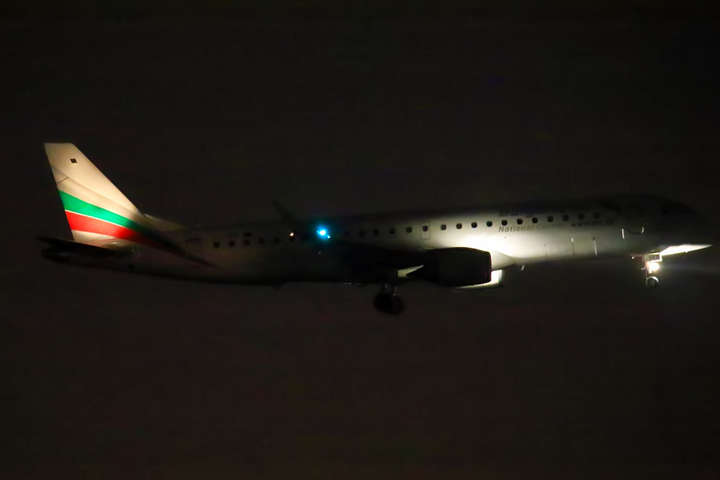 Літак болгарської авіакомпанії не зміг приземлитися в Одесі