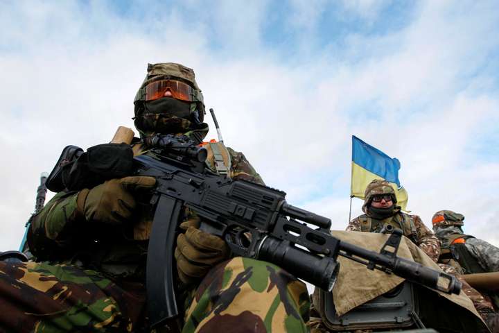 Українські військовослужбовці на Донбасі - За добу на Донбасі загинув один боєць АТО, ще трьох військових поранено