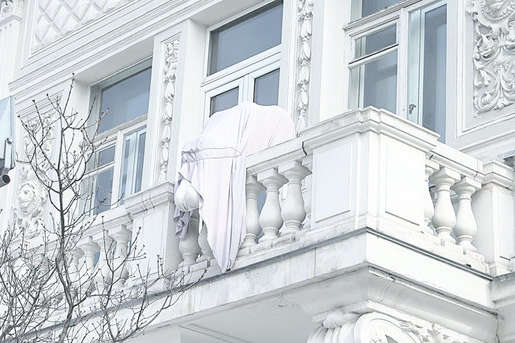 Жертва снігової брили: у Києві скульптура ангела лишилася без голови