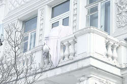 Жертва снігової брили: у Києві скульптура ангела лишилася без голови