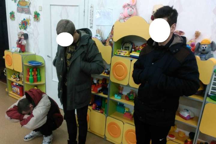 Троє молодиків намагалися пограбувати дитсадочок у Києві