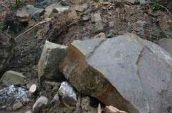 Огромные каменные глыбы рухнули на дорогу на Закарпатье (фото, видео)