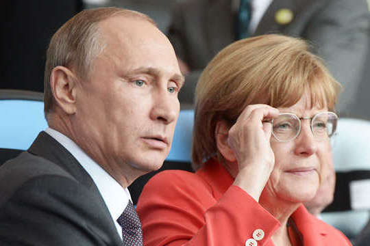Путін дарував Меркель «добру копчену рибу»
