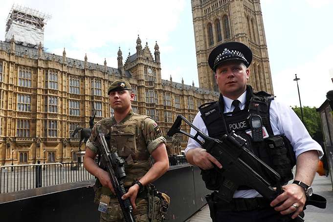 Парламент Великої Британї оточили через «підозрілу речовину»