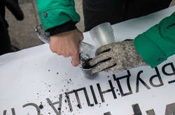 Активісти принесли шлаки до офісу енергохолдингу Ахметова