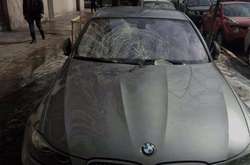 Льодова брила розбила автівку