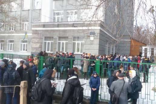 У Києві закривають фізмат ліцей. Батьки підозрюють, що на заклад хтось «поклав око» 