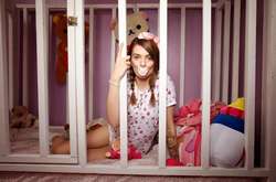 Большой ребенок: За жизнью девушки, которая сосет соску и носит памперсы следят более 150 тыс фолловеров