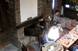 СБУ видворила 19-річного поляка, який спалив Герб України у каміні ресторану
