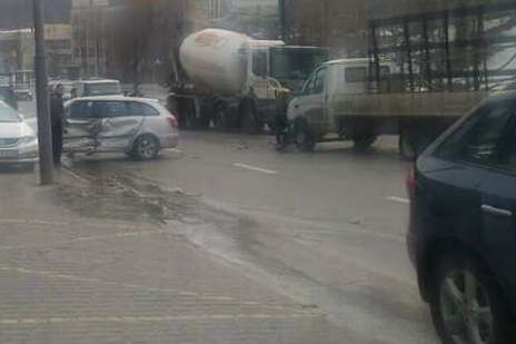 У центрі Києва вантажівка протаранила легковик: є постраждалі