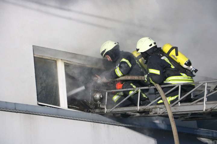 Рятувальники понад дві години боролися з вогнем на складах (відео)