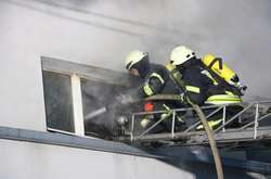 Рятувальники понад дві години боролися з вогнем на складах (відео)