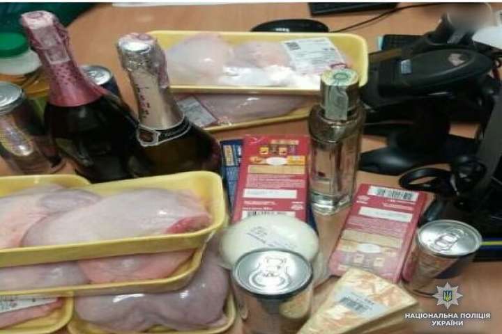 У Києві іноземця впіймали на крадіжці продуктів із магазину