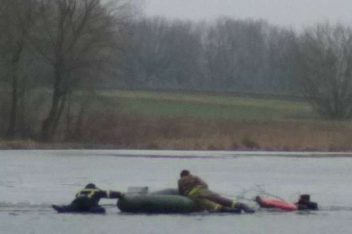 В Ровно провалились под лед трое рыбаков