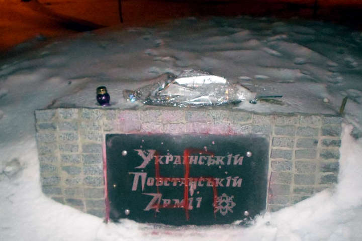 У центрі Харкова на пам'ятнику воїнам УПА вандали зобразили свастику