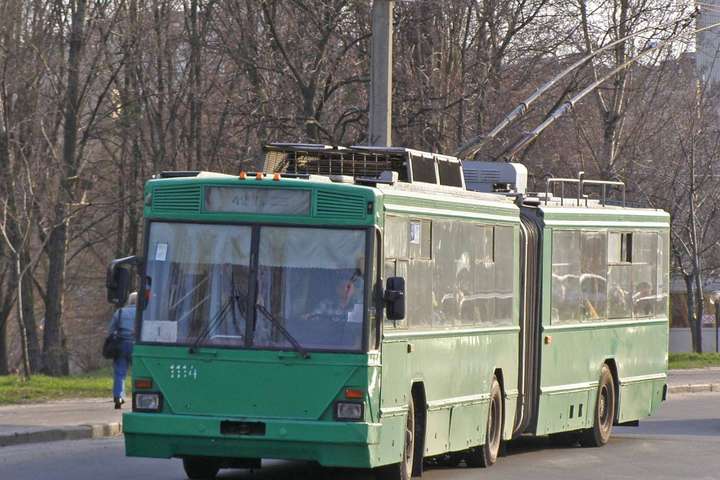 У Києві на ходу загорівся тролейбус (відео)