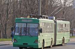 У Києві на ходу загорівся тролейбус (відео)