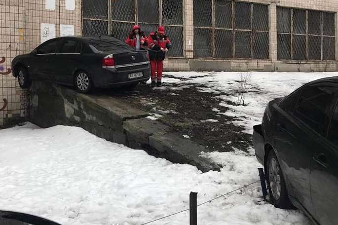 У центрі Києва Opel вилетів з дороги у стіну