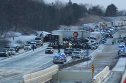 Масштабное ДТП в США: на заснеженной трассе столкнулись более 80 авто (фото)