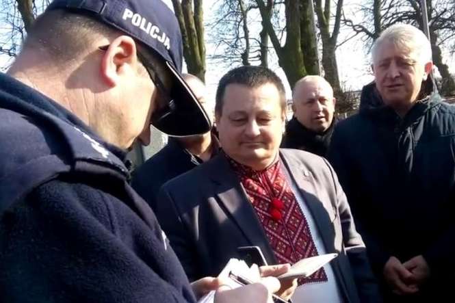 У Польщі викликали поліцію через привітання «Слава Україні!»