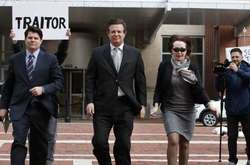  Пол Манафорт (у центрі) залишає будівлю суду у передмісті Вашингтона 
