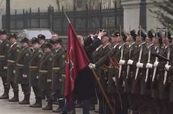  Порошенко підняв шапку, яка впала з голови солдата почесної варти 