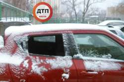На столичній стоянці за ніч масово розбили вікна в автомобілях