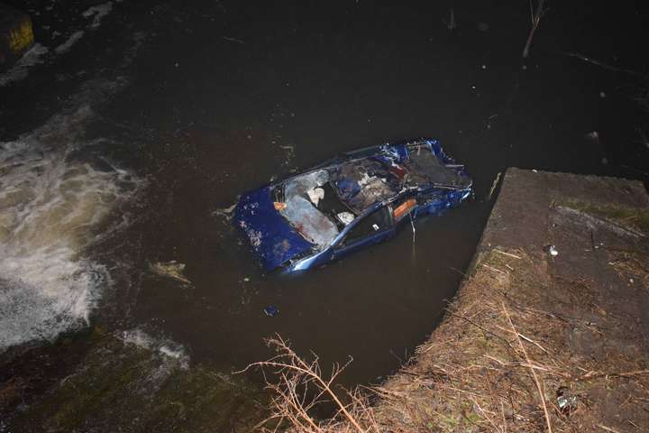 У Липовецькому районі Вінниччини автомобіль зірвався у водойму (фото)