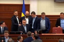 «Свободівці» зірвали засідання Київради